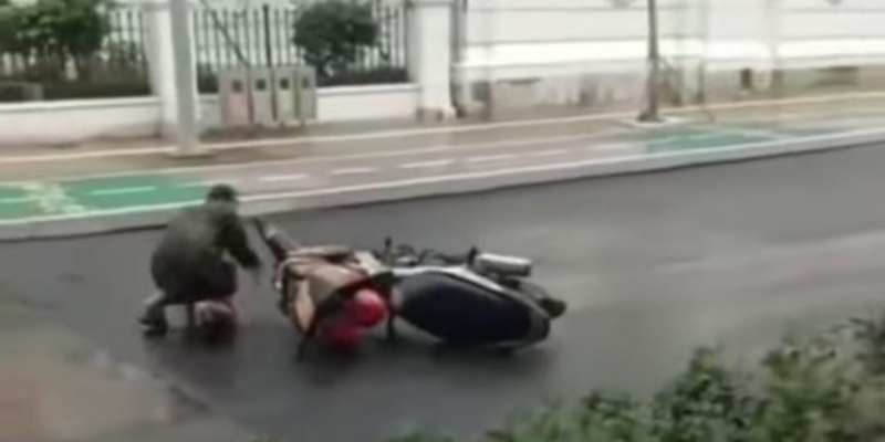 Tangkapan layar video seorang pengendara motor jatuh di kawasan Kota Tua.