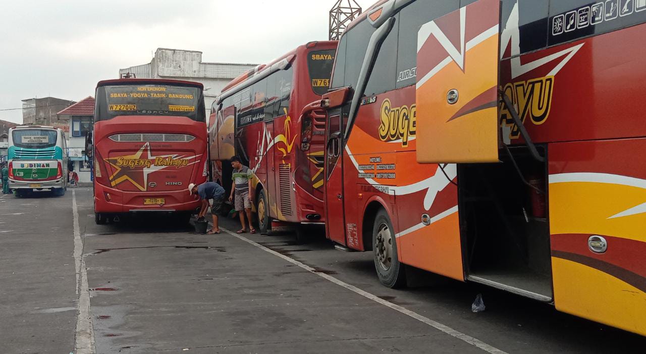 Bus AKDP di Terminal Cicaheum, Kota Bandung, yang diusulkan akan mendapat subsidi BBM. Foto. Sandi Nugraha