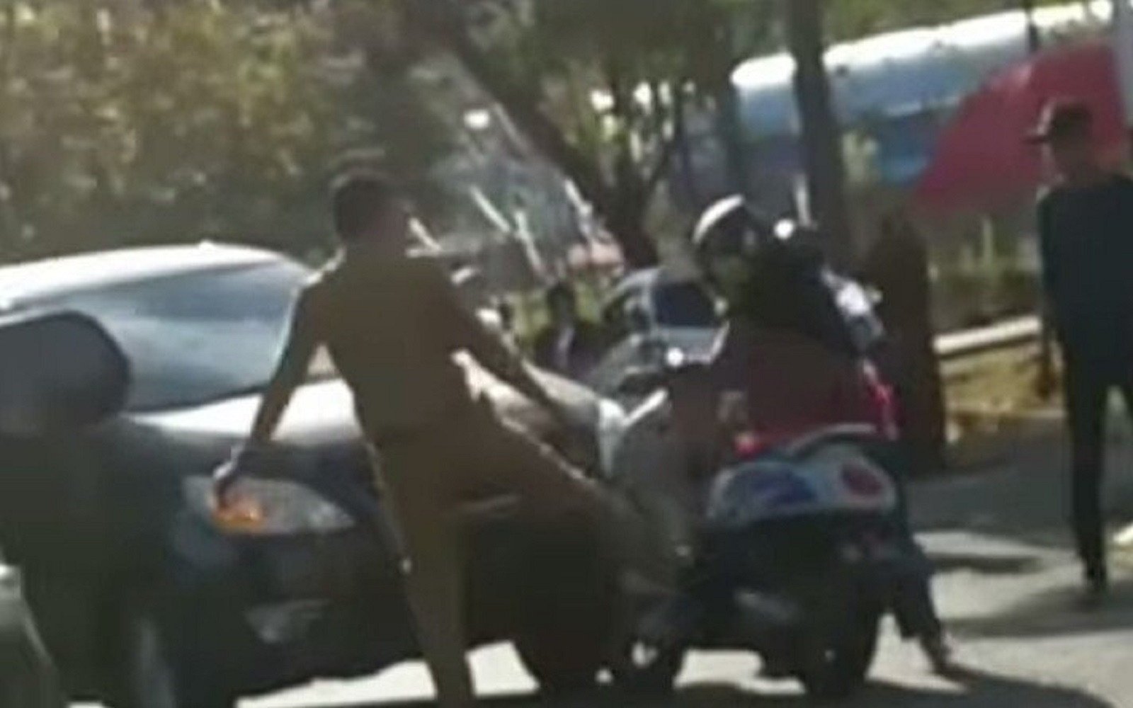 Tangkapan layar video yang menunjukkan aksi ASN tendang motor wanita, ternyata korban masih pelajar SMP.