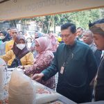 Sekda Kota Bogor Syarifah Sofiah (kerudung pink) didampingi, Kadis KUKM Dagin Ganjar Gunawan dan Camat Bogor Utara Riki Robiansyah usai membuka Operasi Pasar Murah di halaman Kantor Kecamatan Bogor Utara, Kamis (15/9). (Yudha Prananda / Jabar Ekspres)