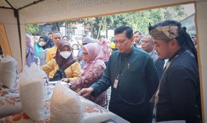 Sekda Kota Bogor Syarifah Sofiah (kerudung pink) didampingi, Kadis KUKM Dagin Ganjar Gunawan dan Camat Bogor Utara Riki Robiansyah usai membuka Operasi Pasar Murah di halaman Kantor Kecamatan Bogor Utara, Kamis (15/9). (Yudha Prananda / Jabar Ekspres)