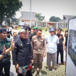 Ketua PFI Kota Bogor Hendi Novian saat menjelaskan sejumlah hasil karya foto dari anggotanya kepada Wali Kota Bogor Bima Arya di Alun-alun Kota Bogor, Kamis (15/9). (Yudha Prananda / Jabar Ekspres)