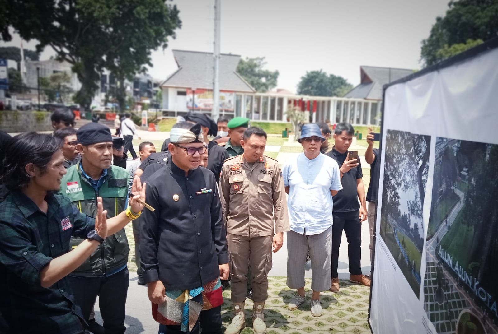 Ketua PFI Kota Bogor Hendi Novian saat menjelaskan sejumlah hasil karya foto dari anggotanya kepada Wali Kota Bogor Bima Arya di Alun-alun Kota Bogor, Kamis (15/9). (Yudha Prananda / Jabar Ekspres)