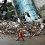 Salah satu kerusakan yang terjadi disebuah gedung akibat gempa dahsyat Taiwan. ( ANTARA/REUTERS/Tyrone Siu)