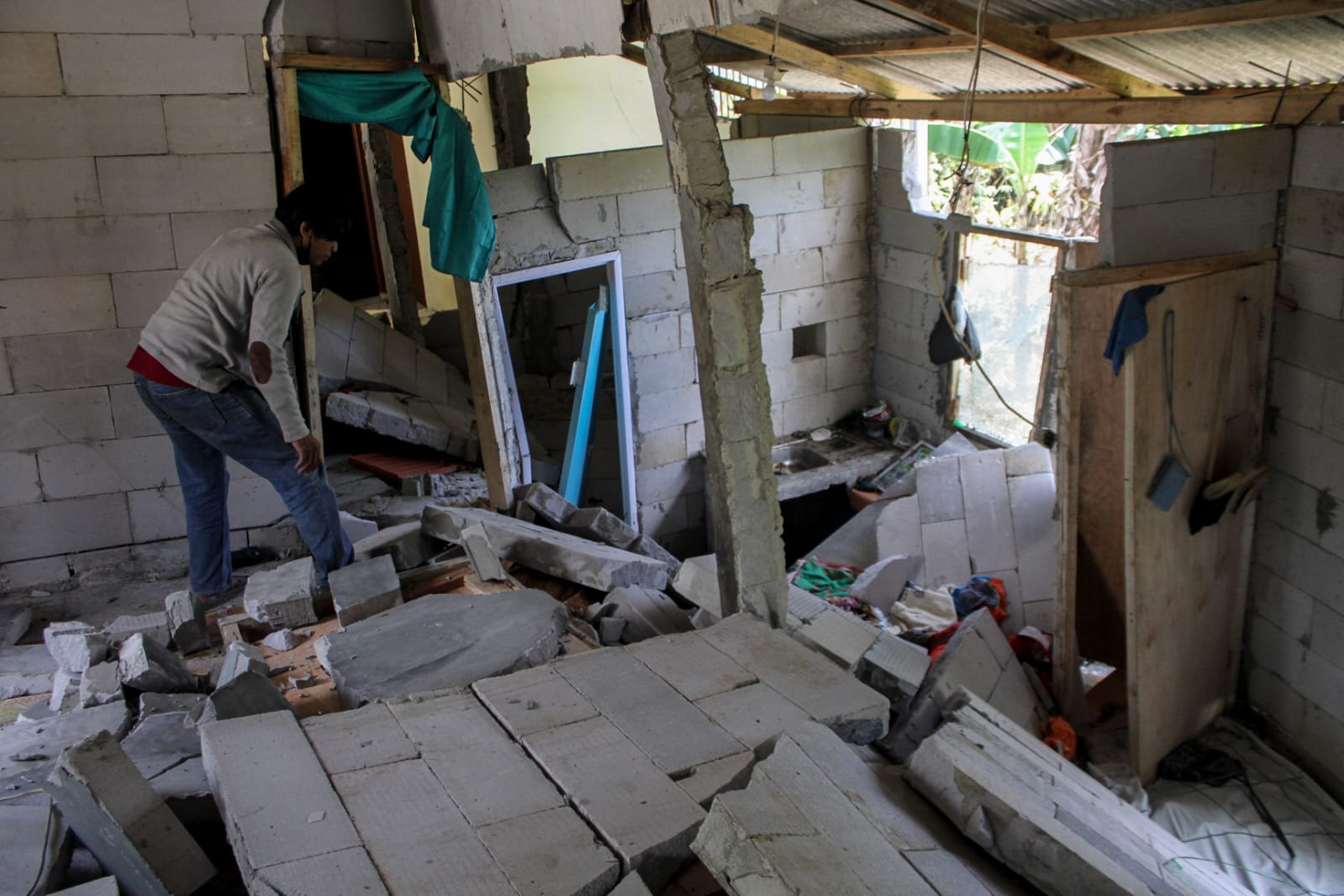 Salah satu rumah warga yang alami kerusakan akibat pergreakan tanah. Ahli geologi iungkap penyebab pergerakan tanah. Foto : Sandika Fadilah/Jabarekpres.com