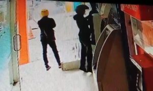 Tangkapan layar video kamera pengawas yang memperlihatkan detik-detik dua orang bobol mesin ATM di Yogya TAsikmalaya.