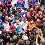 Demo Ribuan buruh yang geruduk gedung sate. Rabu (21/9), mneyuarakan 4 tuntutan. Foto. Deni Jabar ekspres.