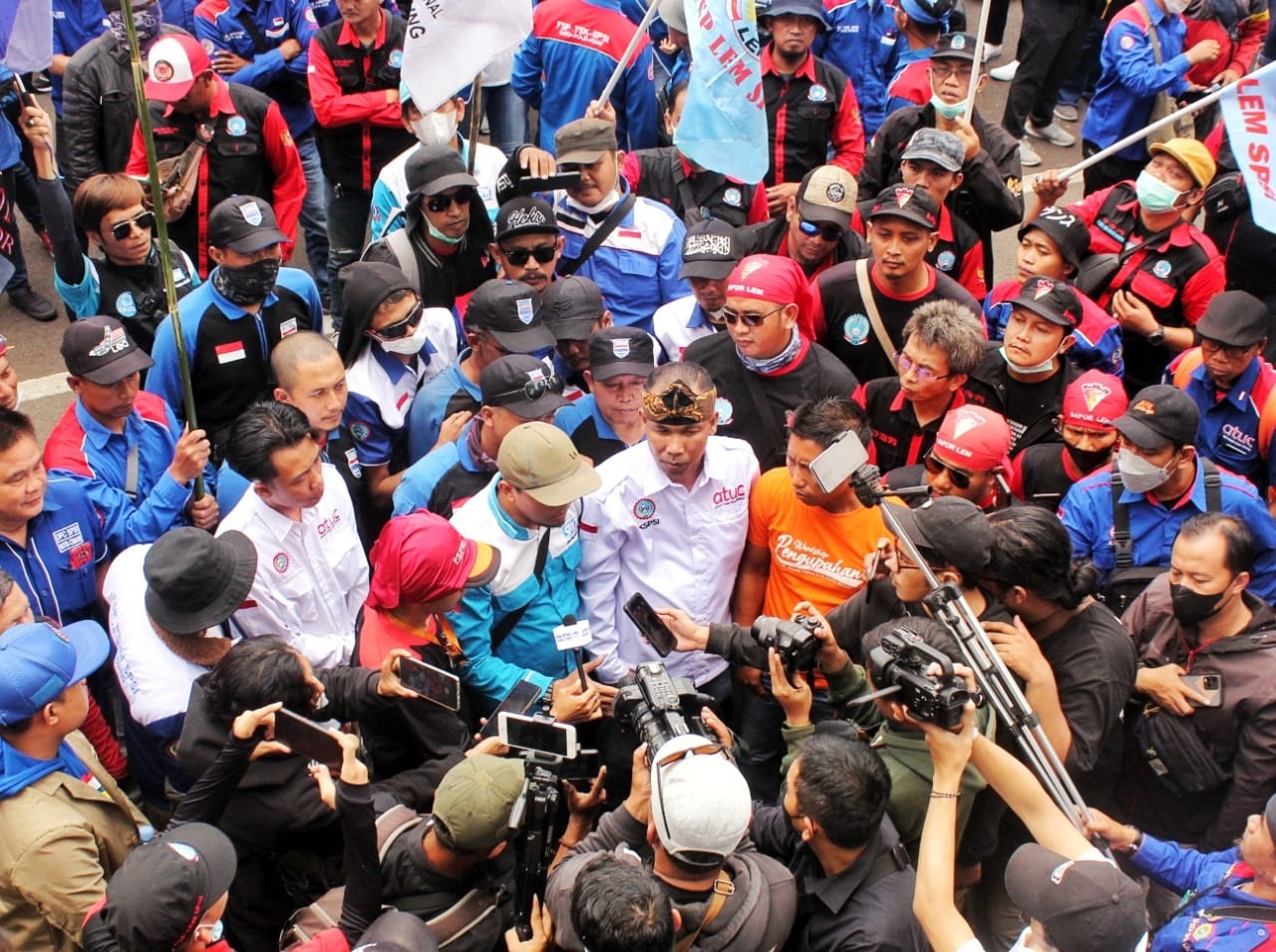 Demo Ribuan buruh yang geruduk gedung sate. Rabu (21/9), mneyuarakan 4 tuntutan. Foto. Deni Jabar ekspres.