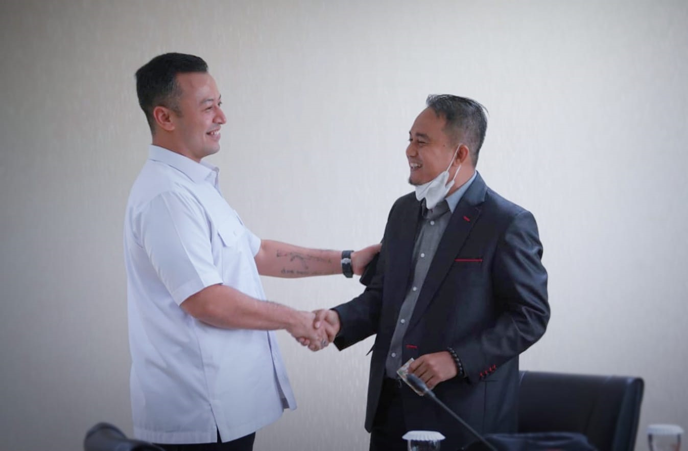 MESRA: Ketua Komisi III DPRD Kota Bogor Iwan Iswanto (kanan) bersama Ketua Kadin Kota Bogor Almer Faiq. (Yudha Prananda / Jabar Ekspres)