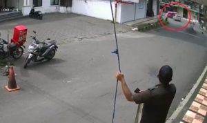 Rekaman CCTV kejadian expander tabrak angkot di Sukabumi.