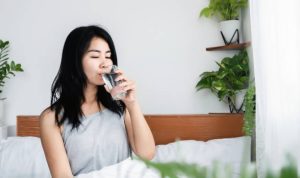 Kebiasaan minum air putih hangat di pagi hari, akan memberikan banyak manfaat. (pixabay)