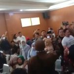 Jalannya Sidang putusan Ade Yasin berujung ricuh. Pendukung Ade Yasin berteriak-teriak hingga melemparkan botol plastik kearah Majelis hakim di Pengadilan Negeri Bandung, jumat (23/9)