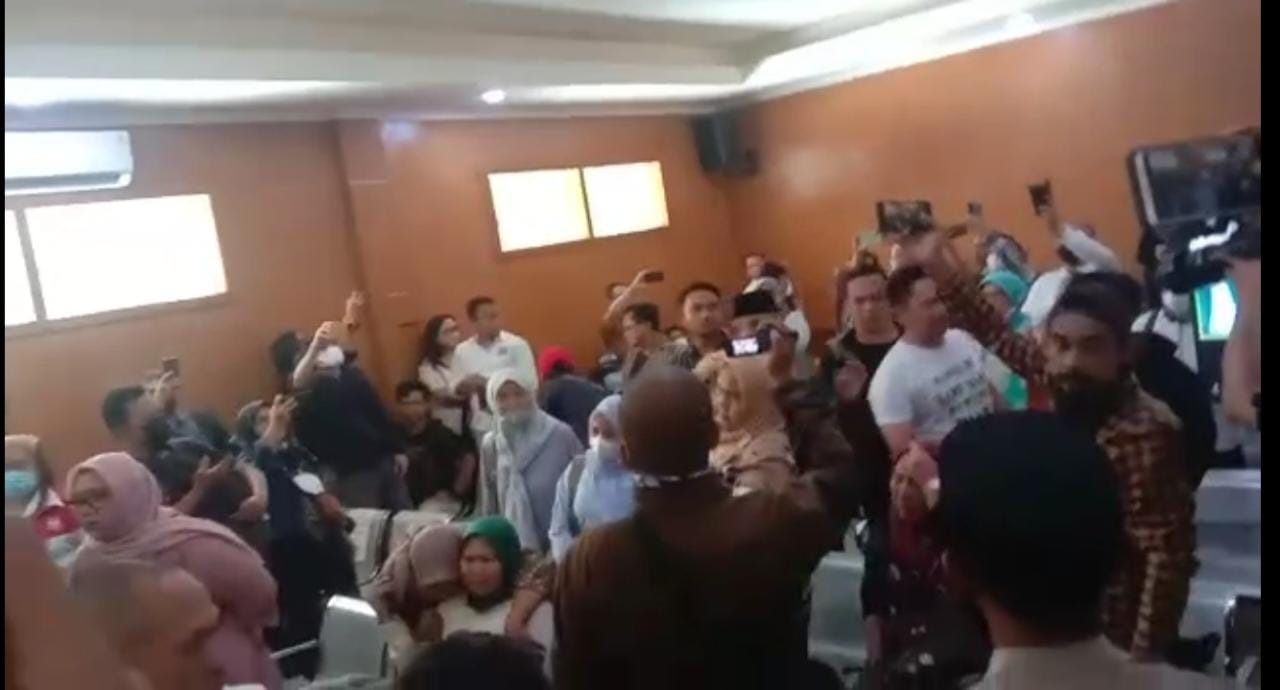 Jalannya Sidang putusan Ade Yasin berujung ricuh. Pendukung Ade Yasin berteriak-teriak hingga melemparkan botol plastik kearah Majelis hakim di Pengadilan Negeri Bandung, jumat (23/9)