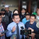 Tim Kuasa Hukum karyawan PDJT Kota Bogor, Roy Sianipar bersama para karyawan PDJT saat memberikan keterangan kepada wartawan di Kantor Disnakertrans Kota Bogor. (Yudha Prananda / Jabar Ekspres)