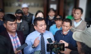 Tim Kuasa Hukum karyawan PDJT Kota Bogor, Roy Sianipar bersama para karyawan PDJT saat memberikan keterangan kepada wartawan di Kantor Disnakertrans Kota Bogor. (Yudha Prananda / Jabar Ekspres)