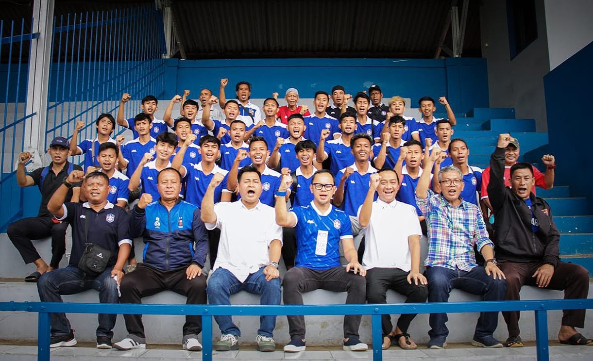 Para Pemain PSB beserta tim manajemen foto bersama Wali Kota Bogor Bima Arya. (Yudha Prananda / Jabar Ekspres)
