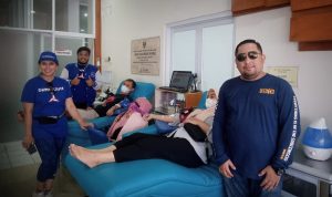 Para pengurus Partai Demokrat Kota Bogor saat meninjau prosesi kegiatan donor darah di Bank Darah PMI Kota Bogor. (Yudha Prananda / Jabar Ekspres)
