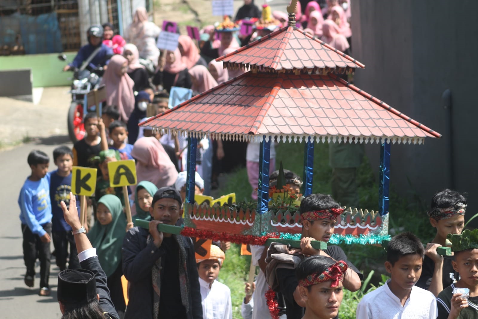 Sejumlah warga mengikuti pawai dongdang di Jalan Cimande, Desa Lemah Duhur, Kecamatan Caringin, Kabupaten Bogor, Minggu 25 September 2022. Foto : Sandika Fadilah/JabarEkspres.com