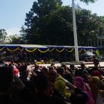 KHIDMAT: Upacara peringatan Hari Jadi Kota Bandung (HJKB) ke-212 tahun di Plaza Balaikota Bandung, pada Minggu (25/9) pagi. (Nizar/Jabar Ekspres)