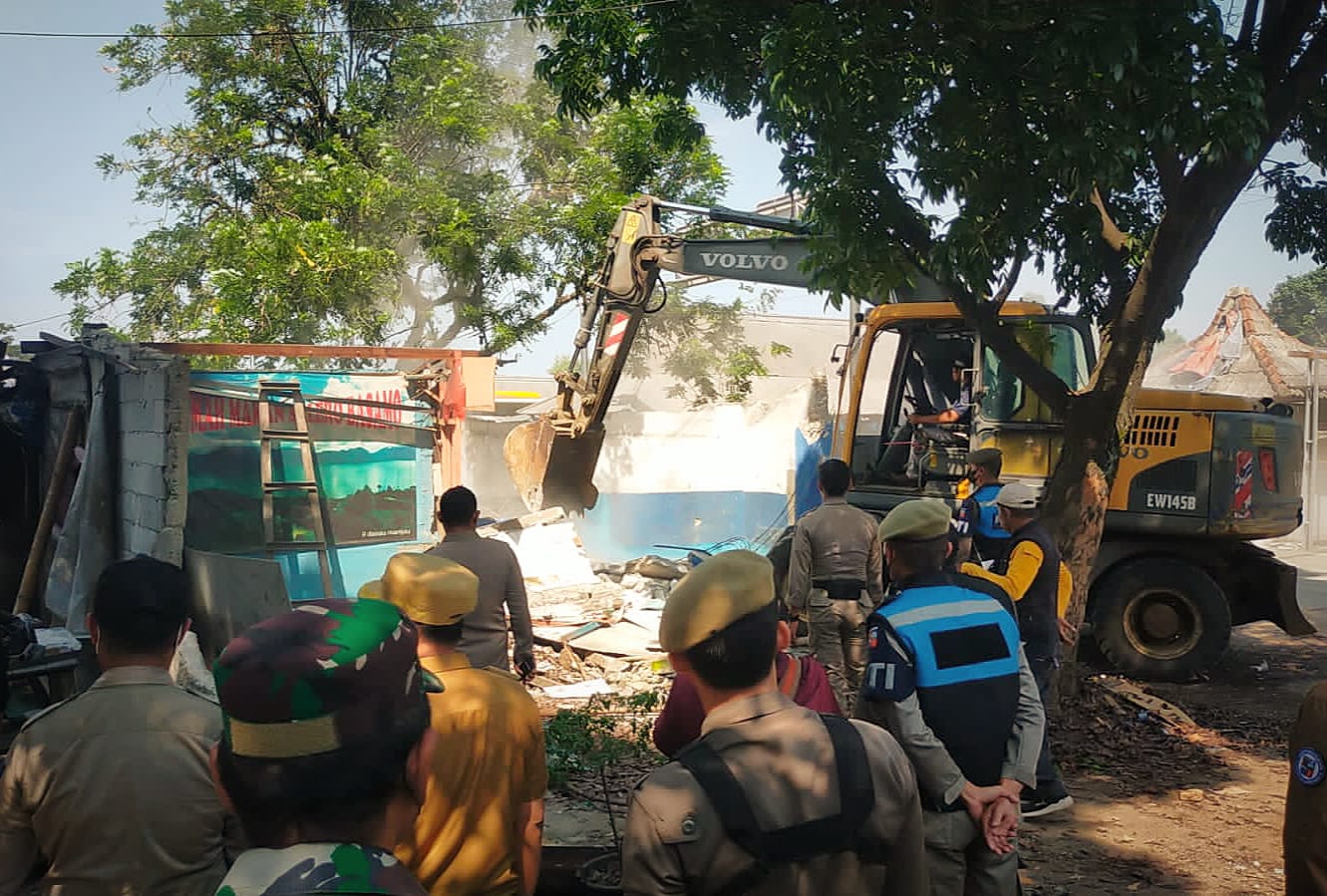 Suasana saat jajaran Satpol-PP Kota Bogor menertibkan salah satu lapak PKL di sepanjang Jalan Cifor, Bubulak, Kecamatan Bogor Barat, Selasa (27/9). (Yudha Prananda / Jabar Ekspres)