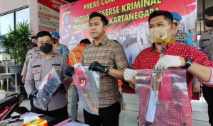 Penyidik menunjukkan barang bukti kasus dua pengusaha batubara asal China yang dibatai di Kalimantan. (Foto: -Humas Polres Kukar-JPNN.com)