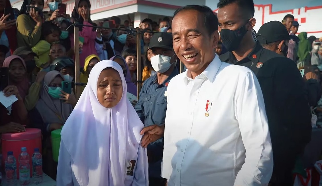 SIswi SMA yang berani Omeli Presiden Jokowi gara-gara HPnya rusak. (Tangkapan layar video Youtube Kesekretariatan Presiden)