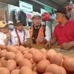 Gubernur Jawa Barat Ridwan Kamil berdialog dengan pedagang telor ayam di Pasar Sukatani, Kota Depok, Rabu (28/9). Dia mengajak pedagang dan pembeli untuk menyediakan layanan belanja digital. (Erwin Mintara D. Yasa/Jabar Ekspres)