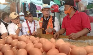 Gubernur Jawa Barat Ridwan Kamil berdialog dengan pedagang telor ayam di Pasar Sukatani, Kota Depok, Rabu (28/9). Dia mengajak pedagang dan pembeli untuk menyediakan layanan belanja digital. (Erwin Mintara D. Yasa/Jabar Ekspres)