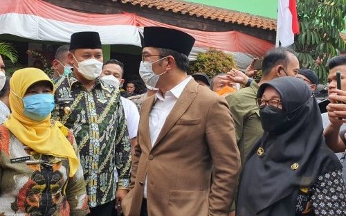 Ridwan Kamil Jenguk Korban Kecelakaan Truk Trailer di Bekasi