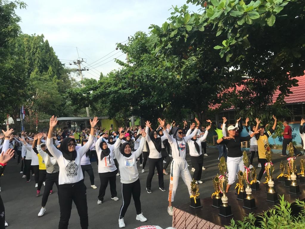 Ribuan masyarakat meriahkan senam Disway yang digelar di Graha Pena Radar Cirebon, Minggu (4/9)