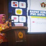 Sekretaris Daerah (Sekda) Kota Bogor, Syarifah Sofiah saat memaparkan program prioritas Pemkot Bogor 2023 di acara Raker ke-2 PWI Kota Bogor di Aula Pakuan Siliwangi, Universitas Pakuan, Sabtu (3/9). (Yudha Prananda / Jabar Ekspres)