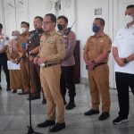 Wali Kota Bogor Bima Arya saat menggelar konferensi pers terkait dampak kenaikan BBM di teras Balai Kota Bogor, Senin (5/9). (Yudha Prananda / Jabar Ekspres)