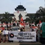 Massa yang tergabung dalam Aksi Penyelamatan Indonesia (API) berunjuk rasa menolak kenaik BBM, pada Senin (5/9) di depan Gedung Sate, Kota Bandung.