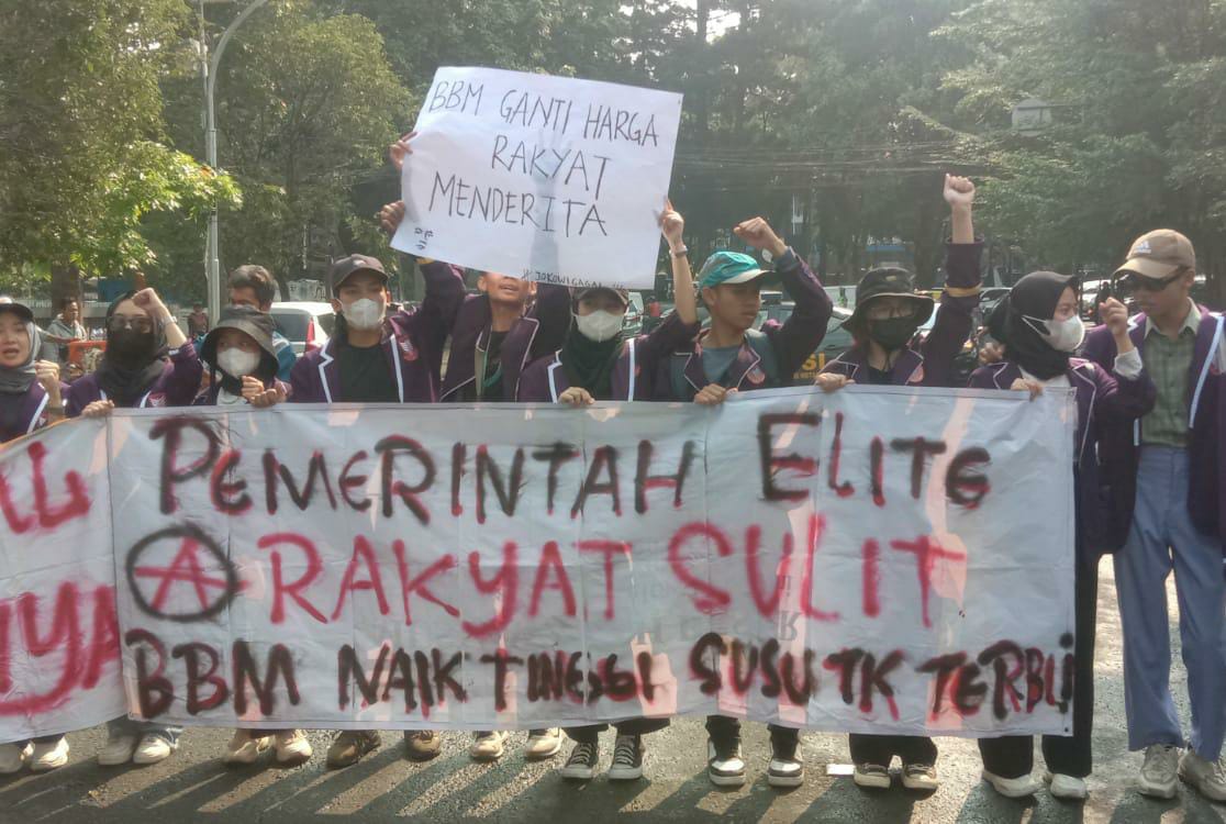 UNJUK RASA: Massa aksi yang tergabung dalam Poros Revolusi Mahasiswa Bandung (PRMB) menggelar aksi unjuk rasa tolak kenaikan BBM, pada Selasa (6/9) di depan Gedung DPRD Jabar.