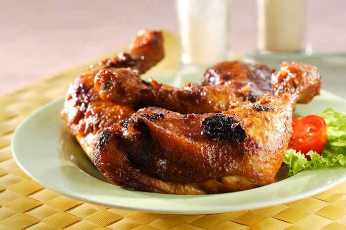 Salah satu sajian Ayam bakar yang menggunakan cara atau tips masak ayam agar bumbu meresap.