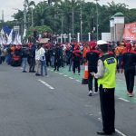 Suasana demo ribuan buruh didepan Gedung DPR Senayan, Jakarta Pusat, Selasa (6/9). -Bambang Dwi Atmodjo-
