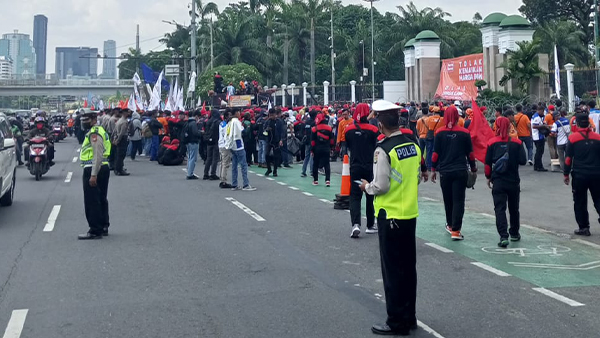 Suasana demo ribuan buruh didepan Gedung DPR Senayan, Jakarta Pusat, Selasa (6/9). -Bambang Dwi Atmodjo-