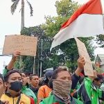 Demo Ratusan Driver Ojol di Cirebon. (Dedi Haryadi-radarcirebon.com)