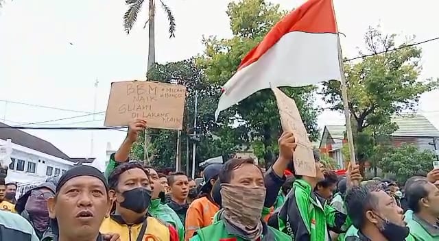 Demo Ratusan Driver Ojol di Cirebon. (Dedi Haryadi-radarcirebon.com)