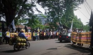 Ratusan demonstran dari Forum Komunikasi Umat Islam Bersatu (FKUIB) menggelar aksi penolakan kenaikan BBM di Jalan Pemuda, depan DPRD Kota Bogor, Rabu (7/9). (Yudha Prananda / Jabar Ekspres)