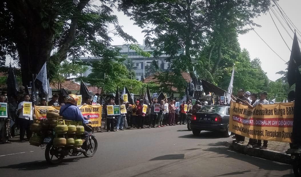 Ratusan demonstran dari Forum Komunikasi Umat Islam Bersatu (FKUIB) menggelar aksi penolakan kenaikan BBM di Jalan Pemuda, depan DPRD Kota Bogor, Rabu (7/9). (Yudha Prananda / Jabar Ekspres)