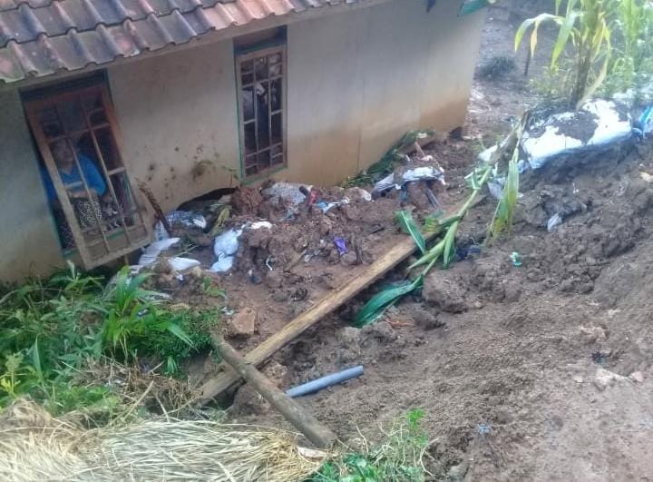 Longsor mengakibatkan puluhan rumah di dua desa, Kecamatan Rongga, Kabupaten Bandung Barat mengalami kerusakan. Foto: Istimewa