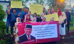 BERIKAN DUKUNGAN: Sejumlah warga Bogor mendeklarasikan Ketua KPK Firli Bahuri untuk maju sebagai calon presiden pada pilpres 2024 yang ada datang.