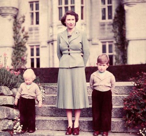Ratu Elizabeth II saat berfoto bersama dua putranya, Charless dan Andrew