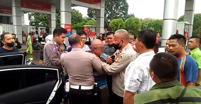 Aksi pria plontos yang akan bakar SPBU di Cirebon, akhirnya berhasil diamankan oleh polisi.