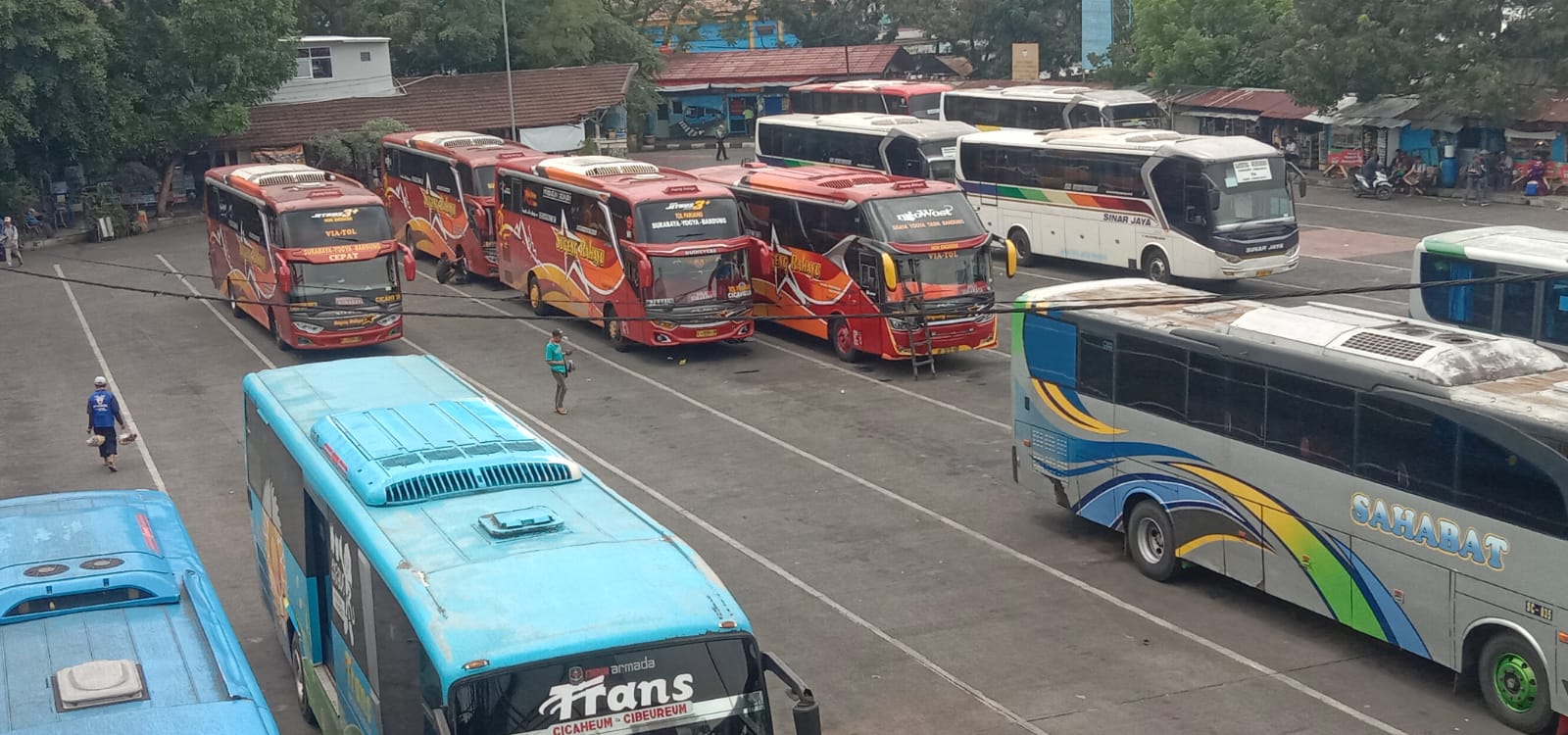 Puluhan bus AKDP dan AKAP saat mengantri menunggu penumpang di Terminal Cicaheum Bandung, foto. Sandi Nugraha.