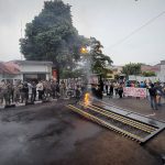 Detik-detik aksi koboi mahasiswa dari PMII merobohkan pagar gerbang utama DPRD Kota Bogor, Jumat (9/9). (Yudha Prananda / Jabar Ekspres)