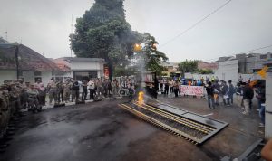 Detik-detik aksi koboi mahasiswa dari PMII merobohkan pagar gerbang utama DPRD Kota Bogor, Jumat (9/9). (Yudha Prananda / Jabar Ekspres)