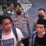 erwakilan mahasiswa dari PMII saat menyampaikan permohonan maaf atas aksinya merobohkan pagar gerbang utama DPRD Kota Bogor, Jumat (9/9). (Yudha Prananda / Jabar Ekspres)
