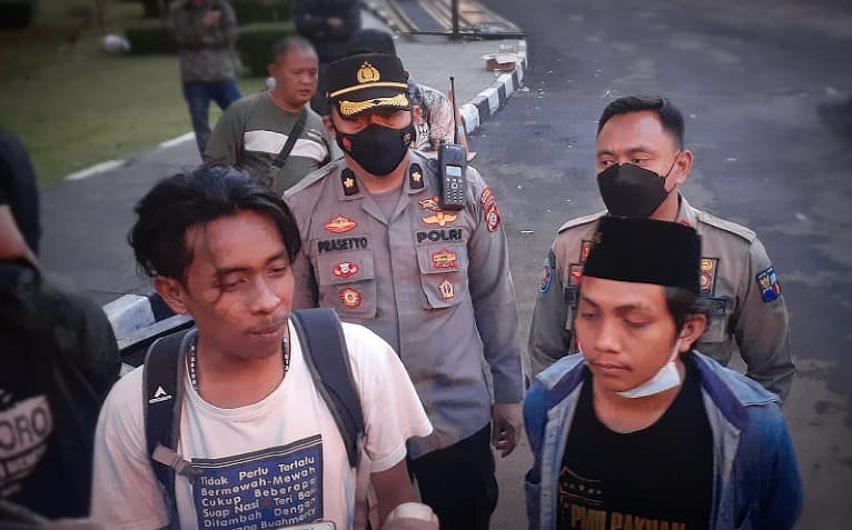 erwakilan mahasiswa dari PMII saat menyampaikan permohonan maaf atas aksinya merobohkan pagar gerbang utama DPRD Kota Bogor, Jumat (9/9). (Yudha Prananda / Jabar Ekspres)